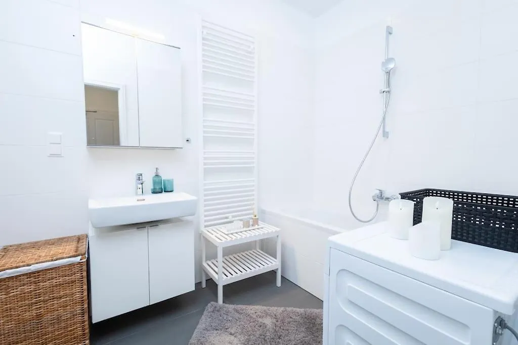 Orestaliving - Danube Canal Vienna Apartment