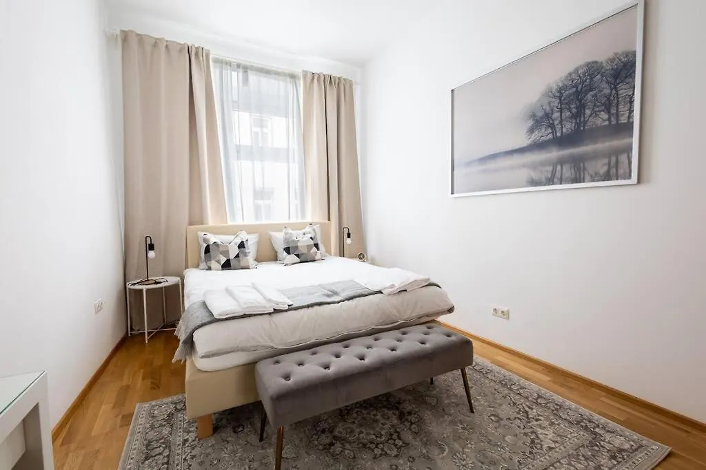 Orestaliving - Danube Canal Vienna Apartment