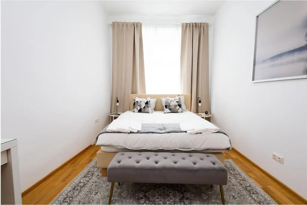 Orestaliving - Danube Canal Vienna Apartment